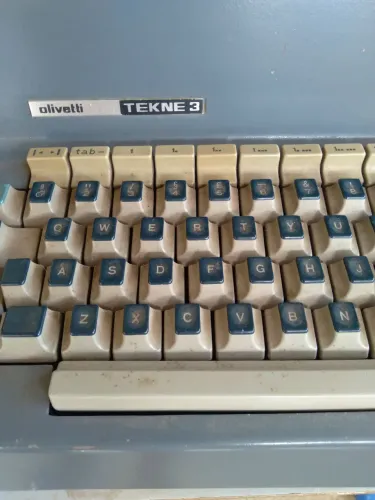 Vendo um Reliquia  Maquina Elétrico de escrever, desapego