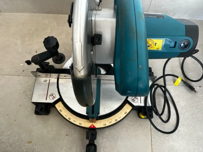 Serra esquadria de mesa Makita