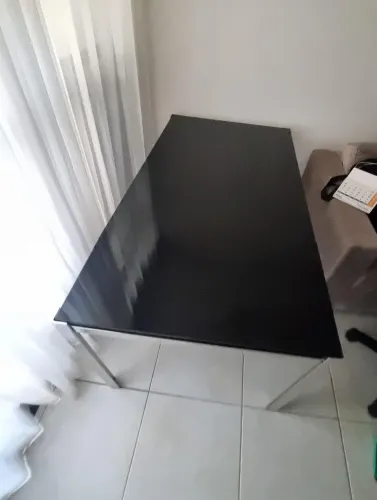 Mesa de Jantar com Tampo de Vidro e Estrutura em Aço Inoxidavel