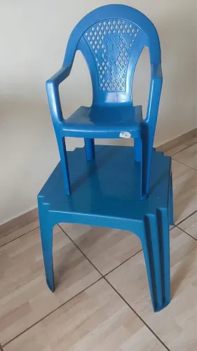 Mesa e cadeira plásticas - Ótimo estado - R$ 80,00