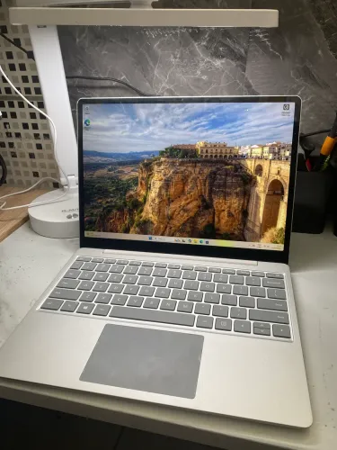 Microsoft Surface Laptop Go Touchscreen | Intel Core i5 | | Excelente Estado