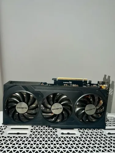 RTX 4070 Windforce 12GB zerada pego placa inferior e volta