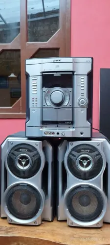 Rádio Sony com caixas