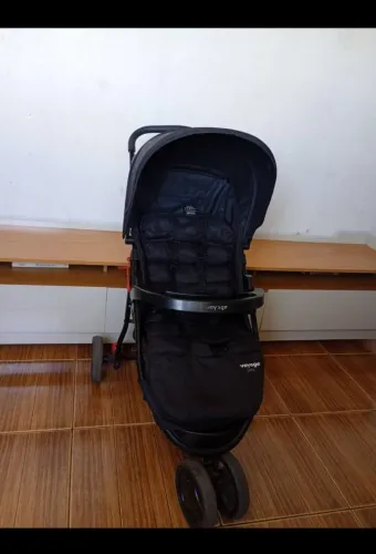 Vendo carrinho de bebê Voyage , e estou doando coisas de bebê de 0 a 1 ano de idade