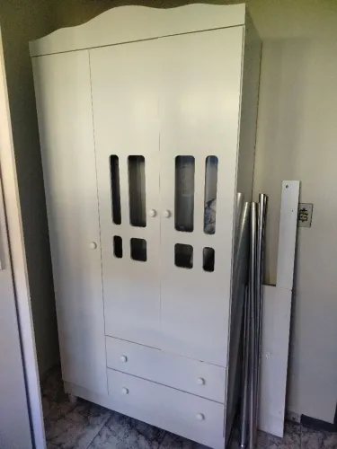 Guarda roupa infantil usado em excelente estado
