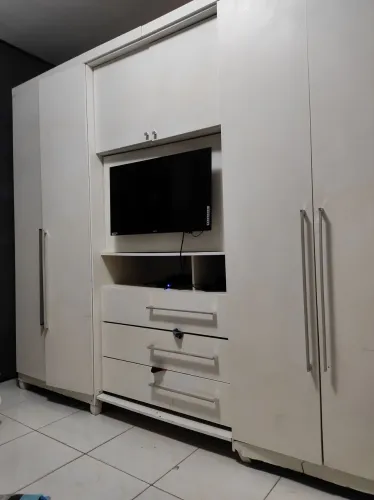 Guarda-Roupas de 4 portas com espaço pra Tv