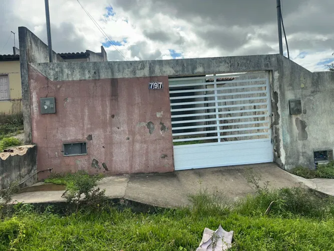 Aluga-se casa no Guajara(próximo a ponto de ônibus e mercado)
