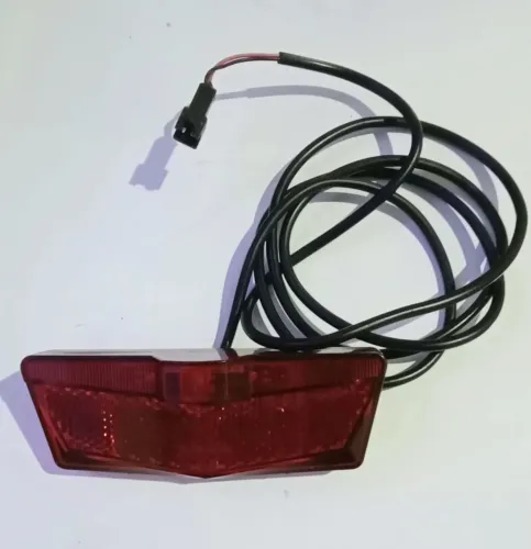 lanterna traseira de LEDs de alta intensidade integrados para luz de posição e freio.
