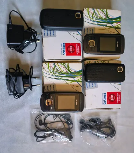 4. Celulares Nokia 2220 