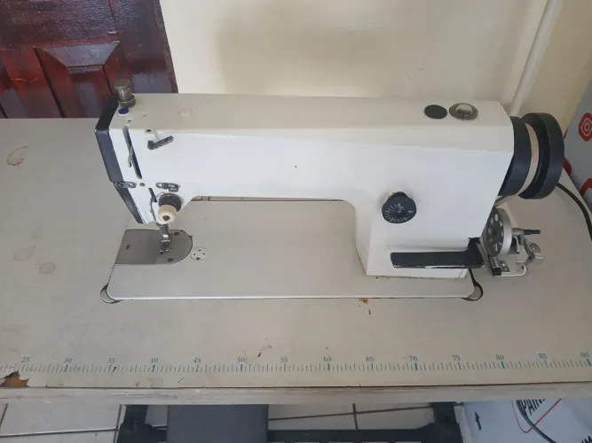 Máquina de Costura Industrial Reta