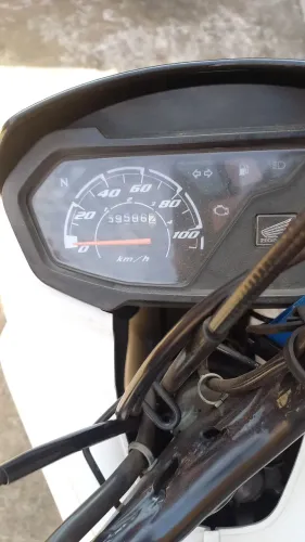 Vendo uma 110 ano 2019 cor branca moto bem conservada sou segundo dono