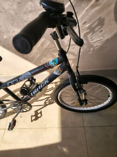 Bicicleta aro 20 usada unissex com suporte de garrafa de água e buzina
