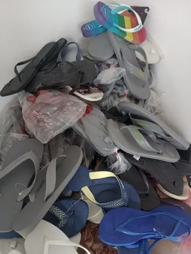 Vendo lote por 120 pares de chinelos havaianas original diversos modelos e tamanho