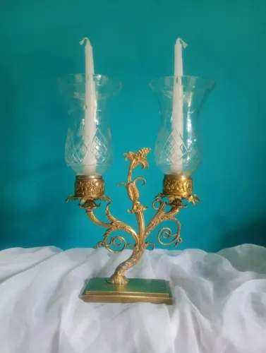 Antigo castiçal duplo/ candelabro em bronze e cristal 