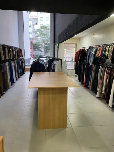Mesa para loja com nichos