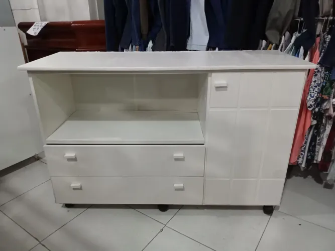 Cômoda Branca com Gavetas e Armário