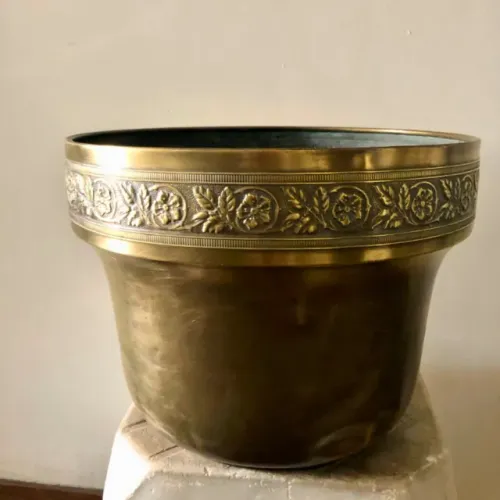 Antiguidade Cachepô Grande em Cobre com Relevo Floral - 36cm Diâmetro