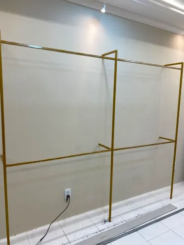 2 metros de araras. E suporte para cortina de provador.