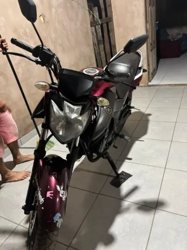 Vende-se essa moto
