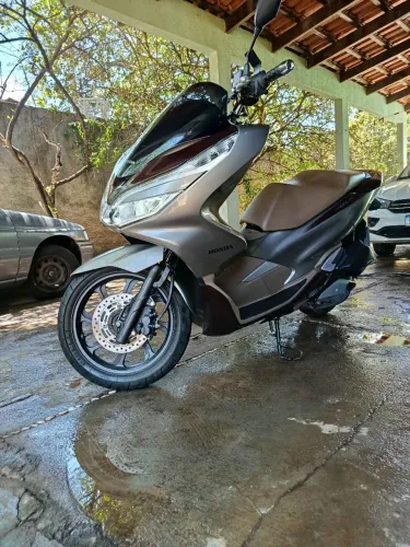 Vendo Honda PCX DLC 150 bem conservada,única dona 