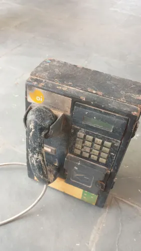 Telefone antigo para decoração