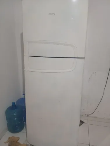 Vende-se geladeira com leve defeito parou de congelar 