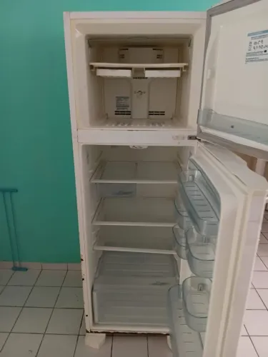 Vendo geladeira Eletrolux 437 litros funciona normal só tá faltando a borracha da porta gr
