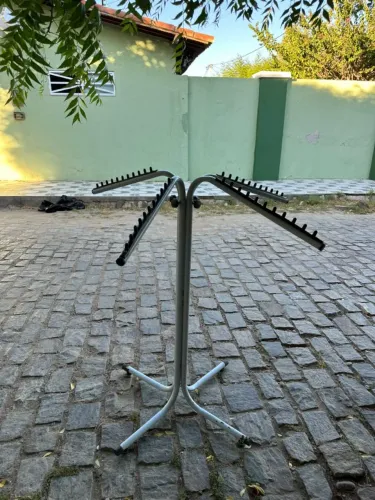 Arara de roupas com 4 mostruários