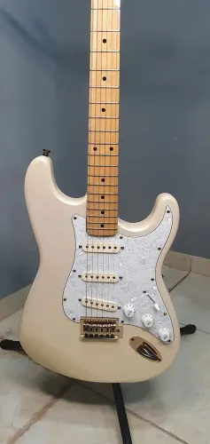 Guitarra Fender Stratocaster Bege E Captadores Noiseless N3 USA, ferregens douradas + Case