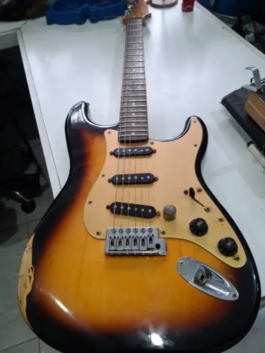 Guitarra Fender Squier - By Fender Stratocaster Sunburst