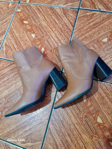 Bota ramarim feminina caramelo Salto bloco 7,5 cm cano curto, elástico lateral