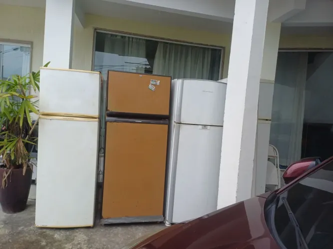 Vendo 4 geladeiras só uma funciona normal as outras com defeitos