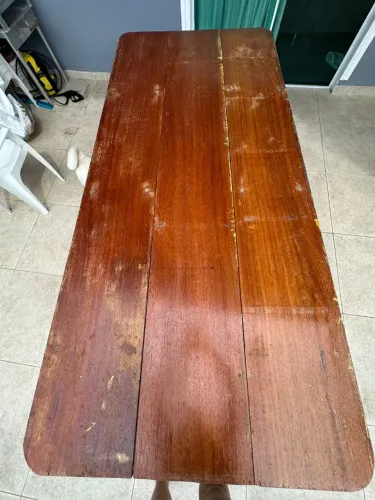 Mesa de madeira angelim