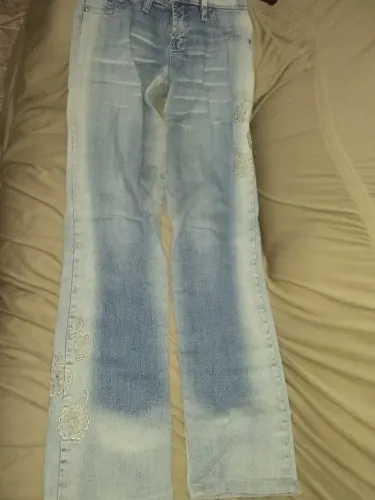 calça jeans com lycra na cintura colada boca de sino