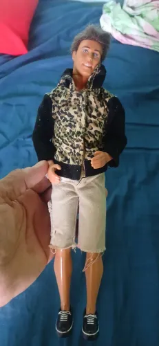 Vendo um boneco do Ken com roupas zero