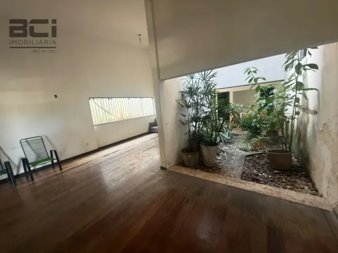 Casa à Venda em Piedade | 3 Pavimentos, 4 Quartos e Amplo Terreno.