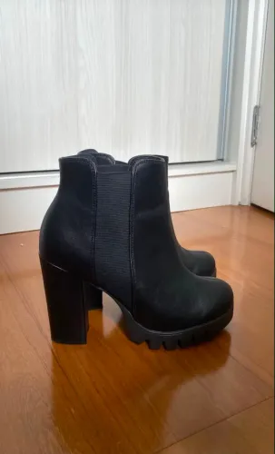 Bota com salto tratorada