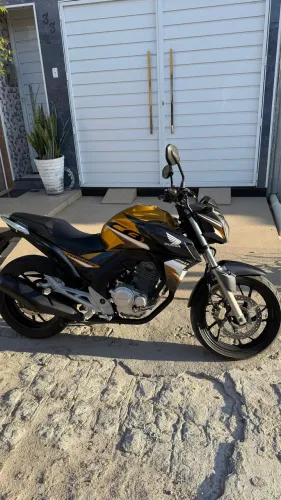 Vende-se CB Twister 250 Amarela, revisada, quitada e bastante conservada. 