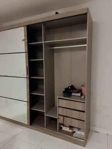 Guarda roupa. Desmontar e retirar do local