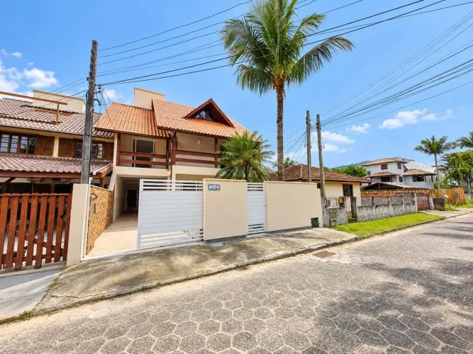 CASA COM 4 DORMITÓRIOS A 500 METROS DA PRAIA RIO TAVARES, FLORIANÓPOLIS