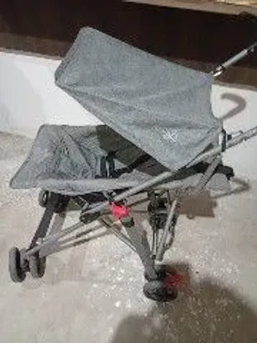 Carrinho de bebê tipo guarda chuva semi novo