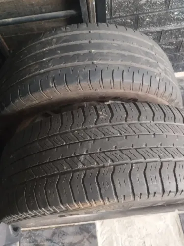 Par de pneus aro 15 com desenhos diferentes mas perfeitos
