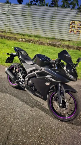 R15 preto brilhante 2025