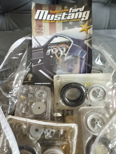 Peças para montar um carrinho pra colecionador