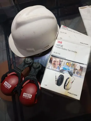 Capacete com Protetor Auditivo