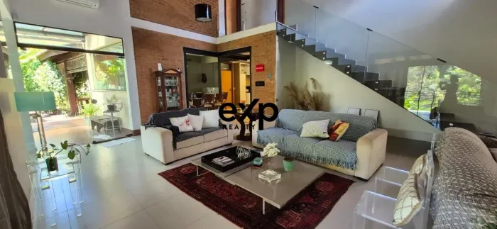 Casa para locação no Condomínio Santa Fé | Alto padrão, mobiliada e cercada por natureza -