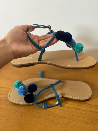 Rasteirinha Arezzo Azul com Pompons Coloridos 