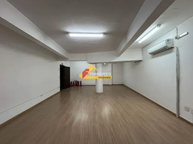 Sala comercial localizada no Centro