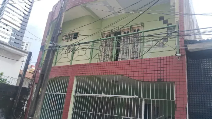 Casa em Alameda na Tv. Bernal do Couto, px a Dom R. Coelho.