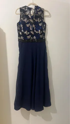 Vestido para festa azul marinho com apliques e saia de crepe de seda brilhoso